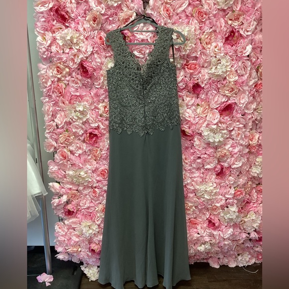 Montage by Mon Cheri Charcoal Lace Gown - Picture 4 of 8